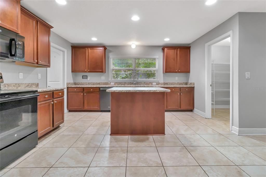 合同活跃: $400,000 (4 贝兹, 3 浴室, 2931 平方英尺)