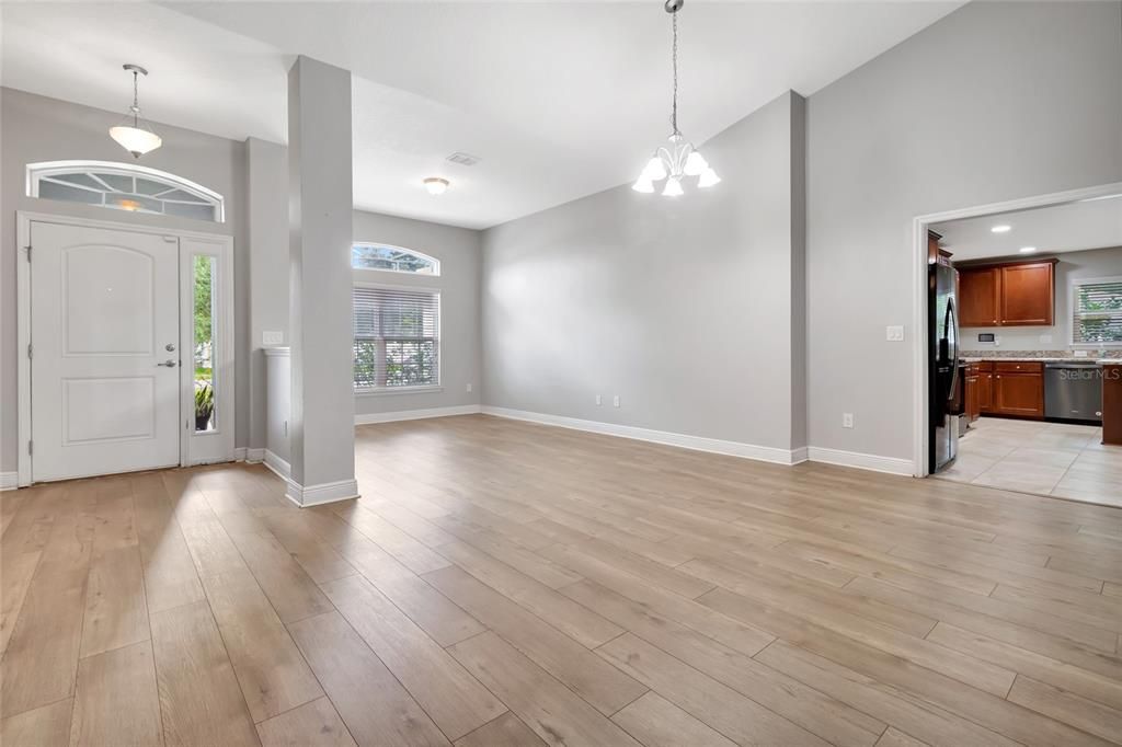 合同活跃: $400,000 (4 贝兹, 3 浴室, 2931 平方英尺)