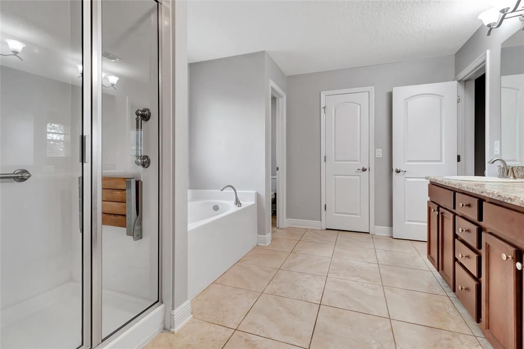 合同活跃: $400,000 (4 贝兹, 3 浴室, 2931 平方英尺)