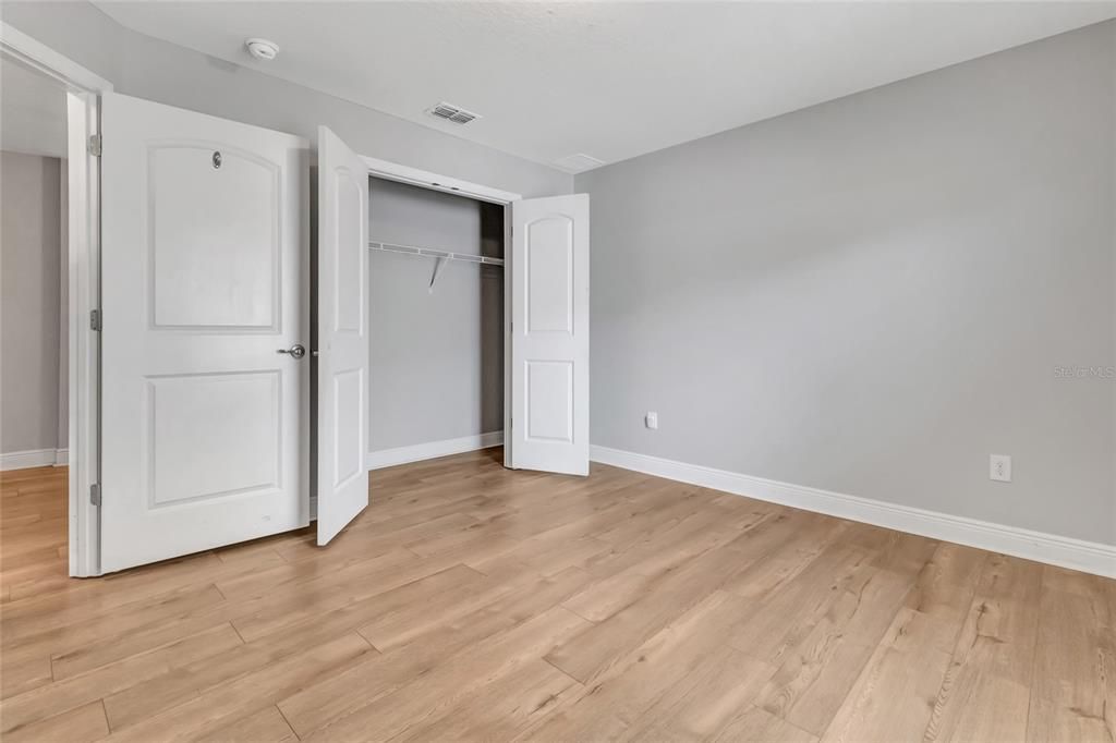 合同活跃: $400,000 (4 贝兹, 3 浴室, 2931 平方英尺)