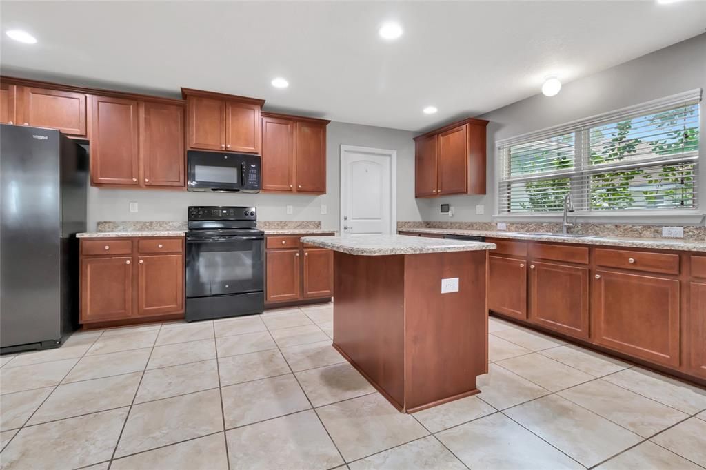 合同活跃: $400,000 (4 贝兹, 3 浴室, 2931 平方英尺)