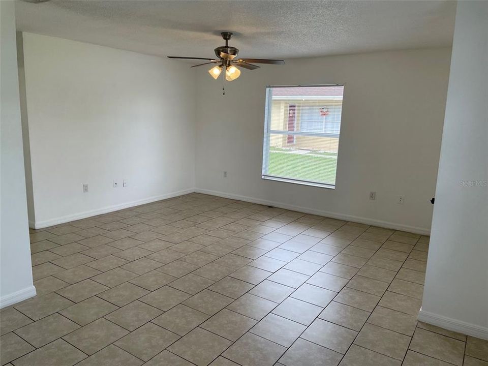 Activo con contrato: $224,990 (4 camas, 2 baños, 1247 Pies cuadrados)