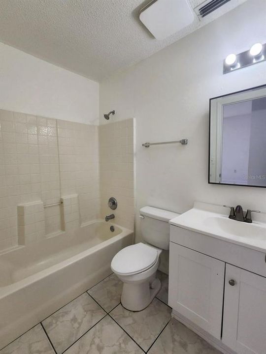 Activo con contrato: $224,990 (4 camas, 2 baños, 1247 Pies cuadrados)