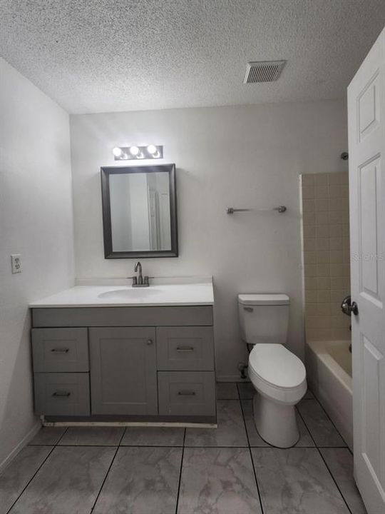 Activo con contrato: $224,990 (4 camas, 2 baños, 1247 Pies cuadrados)