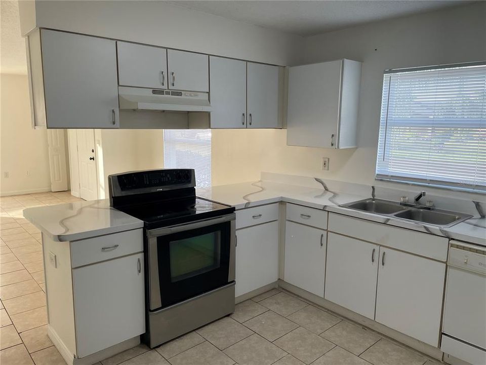 Activo con contrato: $224,990 (4 camas, 2 baños, 1247 Pies cuadrados)