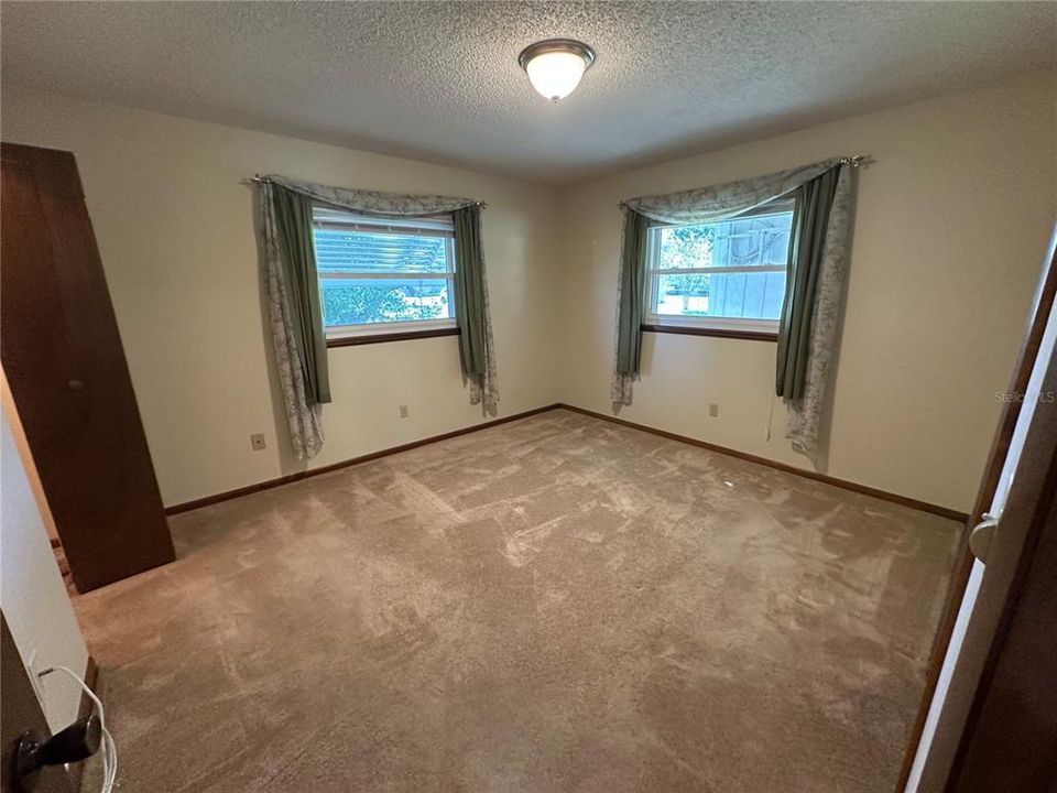 待售: $129,900 (2 贝兹, 1 浴室, 864 平方英尺)