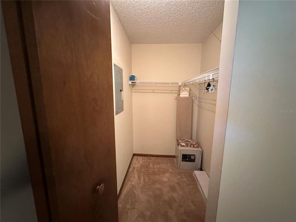 待售: $129,900 (2 贝兹, 1 浴室, 864 平方英尺)