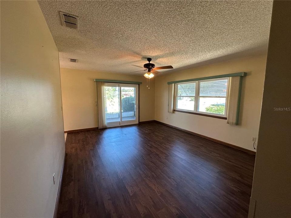 待售: $129,900 (2 贝兹, 1 浴室, 864 平方英尺)