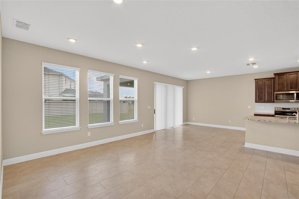 出租: $3,250 (5 贝兹, 3 浴室, 2934 平方英尺)