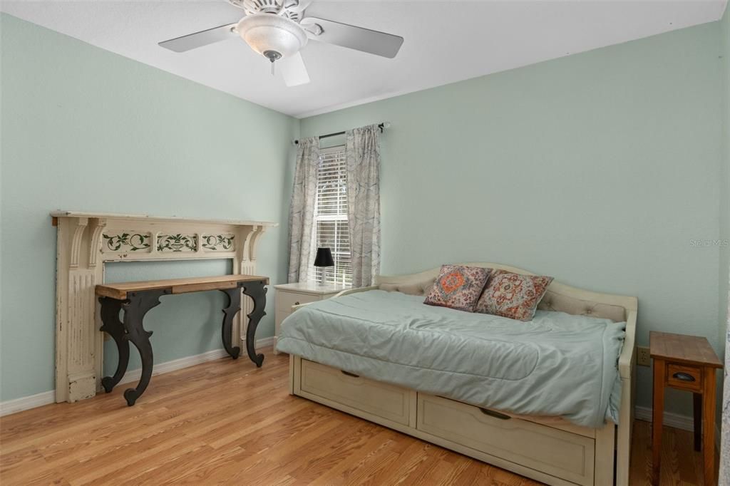 待售: $399,999 (2 贝兹, 1 浴室, 960 平方英尺)