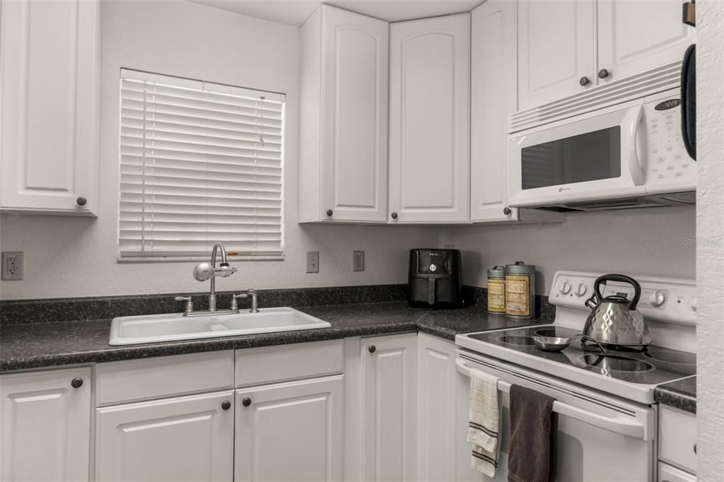 待售: $399,999 (2 贝兹, 1 浴室, 960 平方英尺)