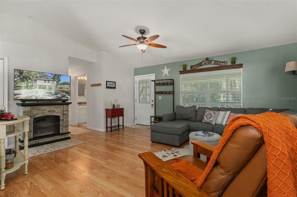 待售: $399,999 (2 贝兹, 1 浴室, 960 平方英尺)