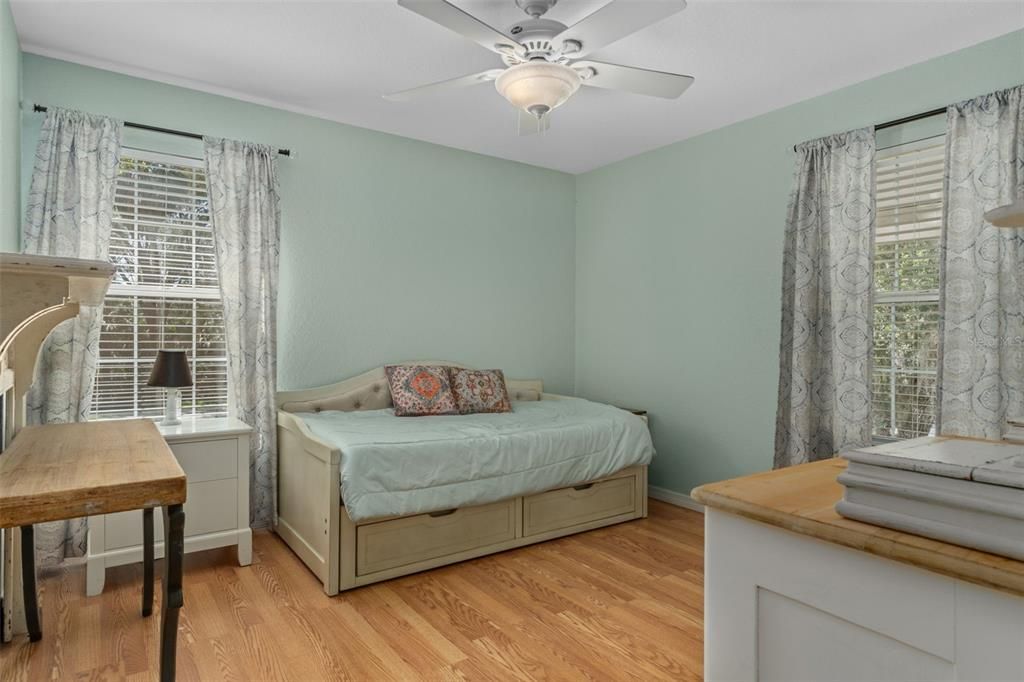 待售: $399,999 (2 贝兹, 1 浴室, 960 平方英尺)