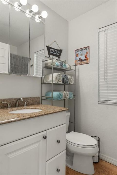 待售: $399,999 (2 贝兹, 1 浴室, 960 平方英尺)