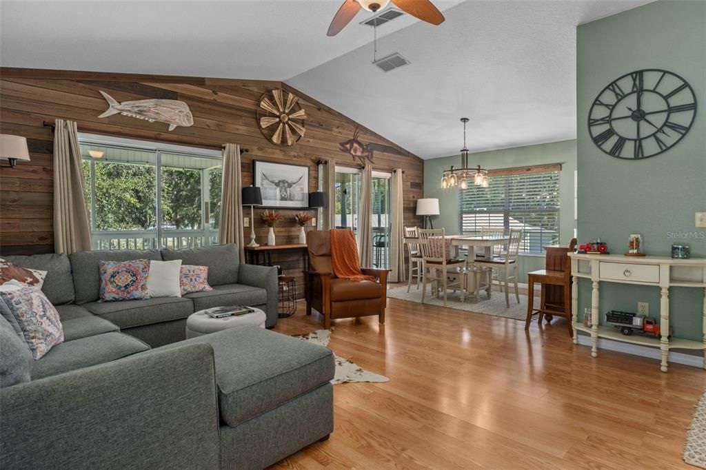 待售: $399,999 (2 贝兹, 1 浴室, 960 平方英尺)