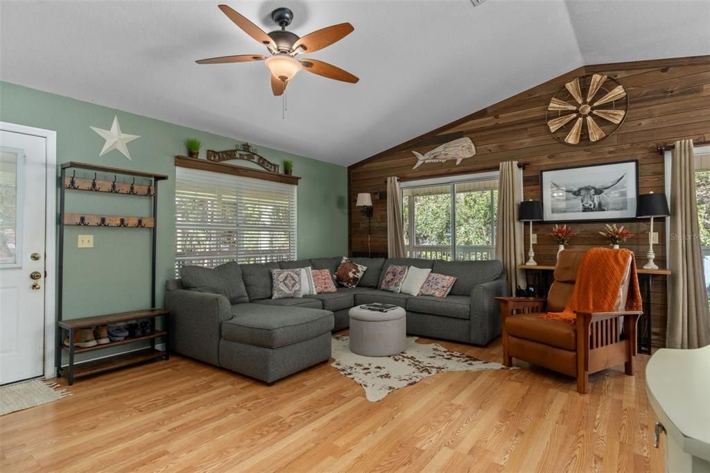 待售: $399,999 (2 贝兹, 1 浴室, 960 平方英尺)