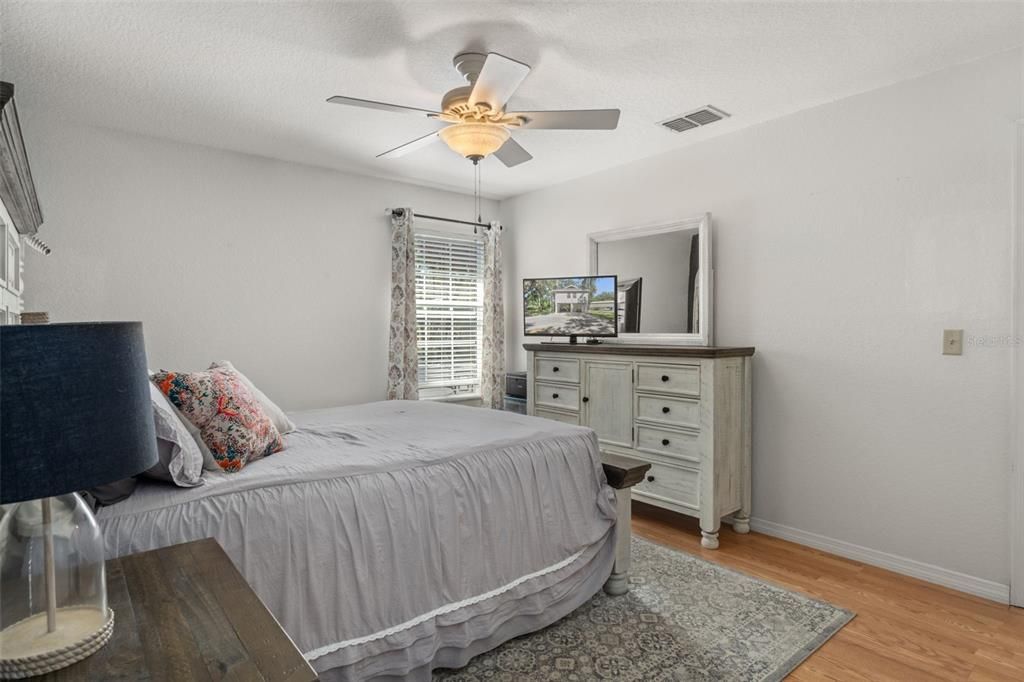 待售: $399,999 (2 贝兹, 1 浴室, 960 平方英尺)