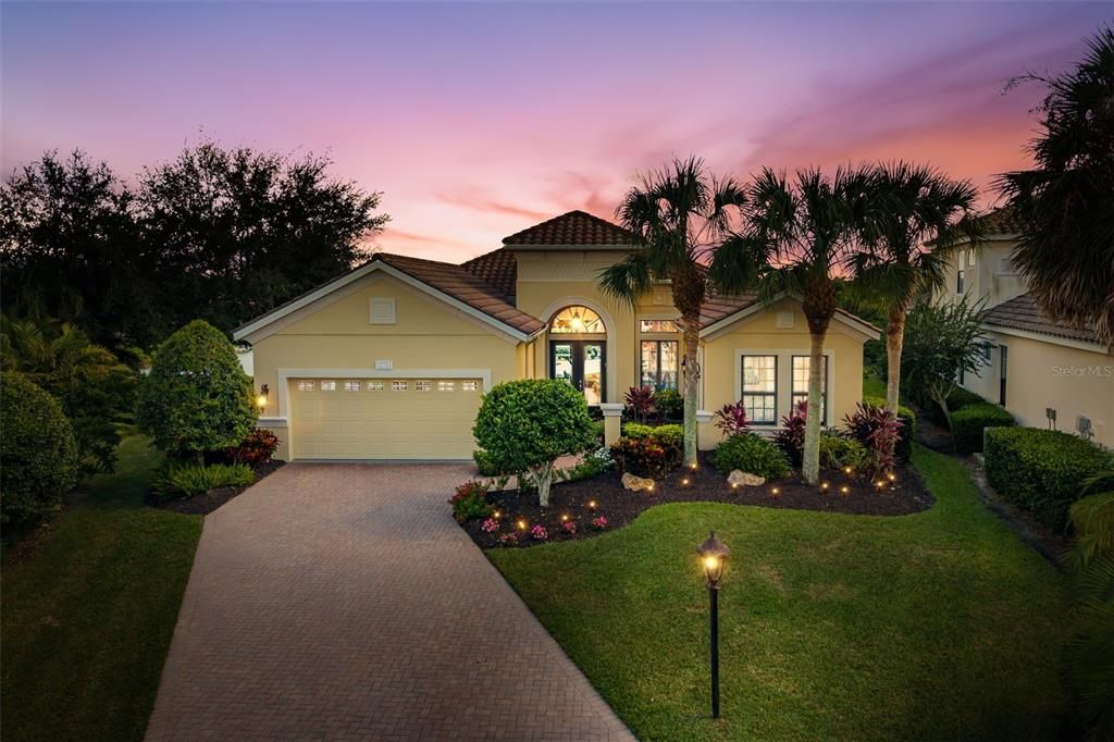 Active With Contract: $1,119,000 (3 beds, 3 baths, 2674 Square Feet)