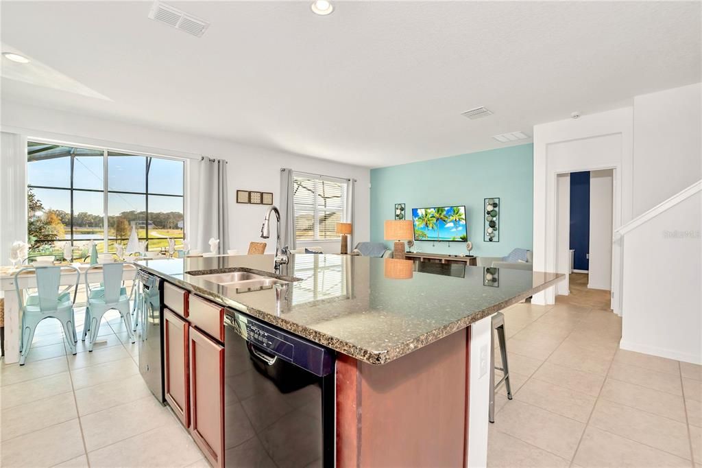 待售: $670,000 (8 贝兹, 5 浴室, 3248 平方英尺)