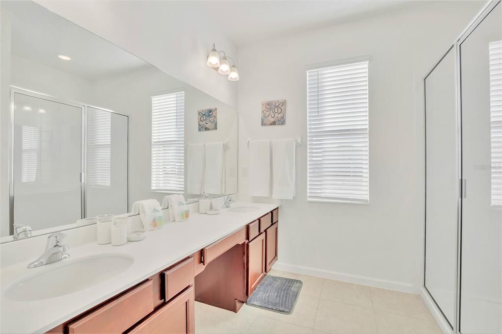 待售: $670,000 (8 贝兹, 5 浴室, 3248 平方英尺)