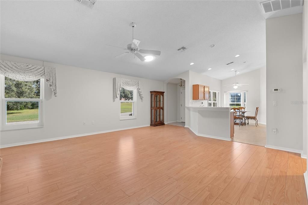 合同活跃: $229,000 (2 贝兹, 2 浴室, 1280 平方英尺)