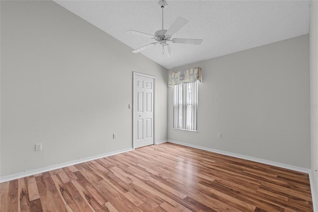 合同活跃: $229,000 (2 贝兹, 2 浴室, 1280 平方英尺)