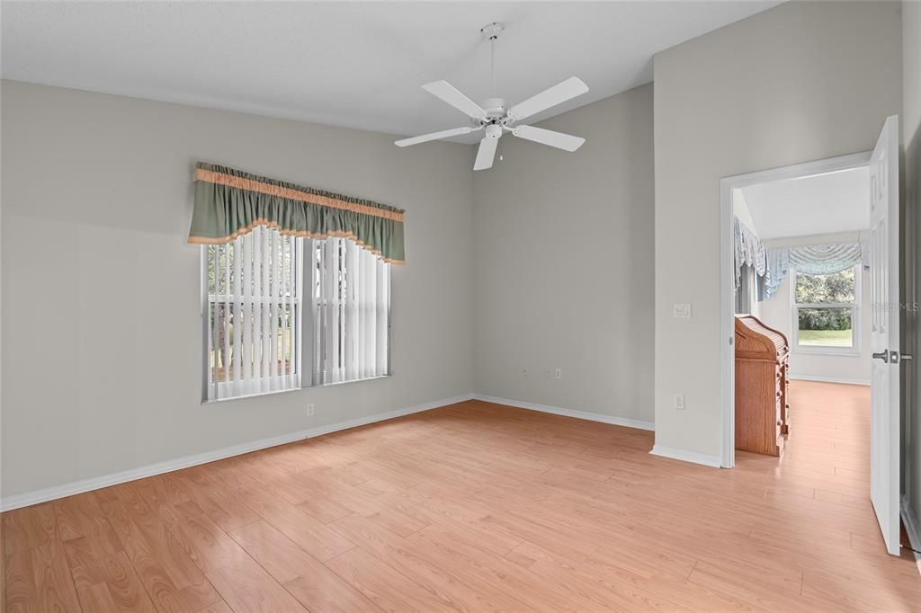 合同活跃: $229,000 (2 贝兹, 2 浴室, 1280 平方英尺)