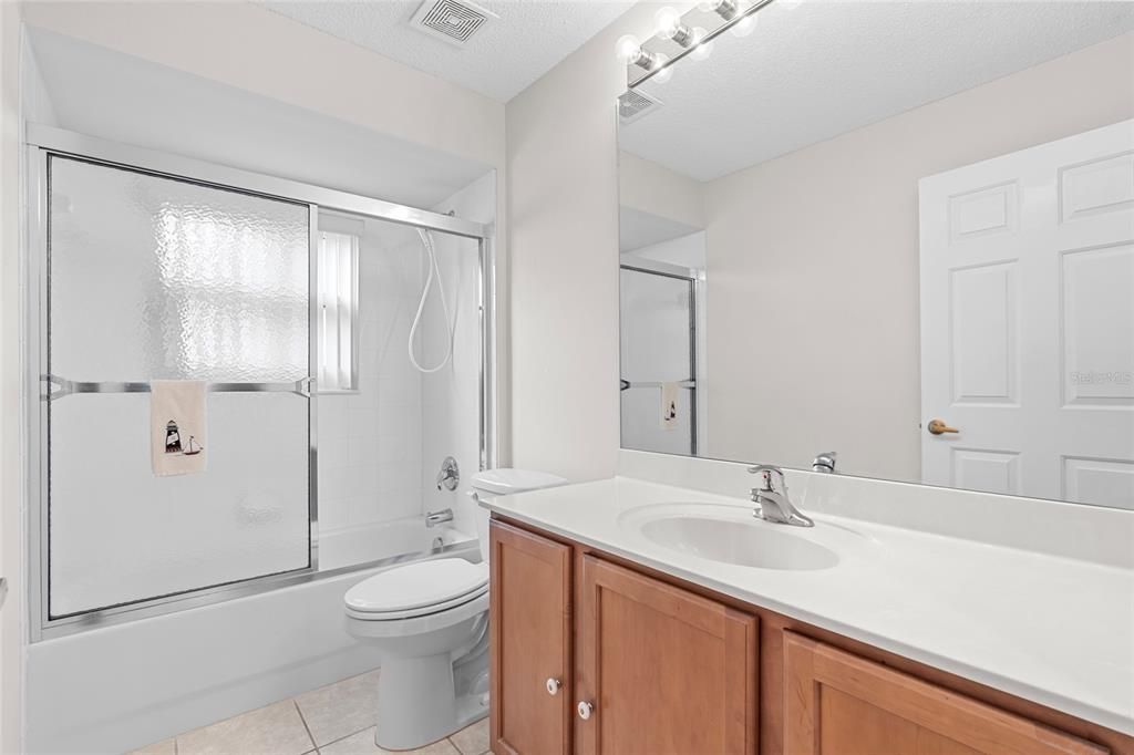 合同活跃: $229,000 (2 贝兹, 2 浴室, 1280 平方英尺)