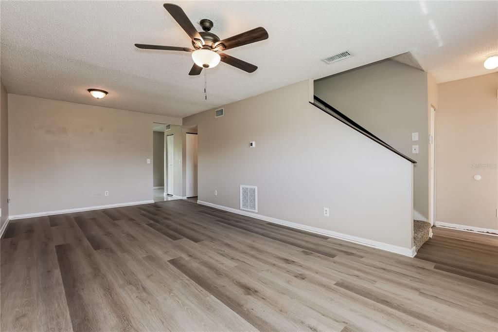 Activo con contrato: $349,000 (3 camas, 2 baños, 1407 Pies cuadrados)