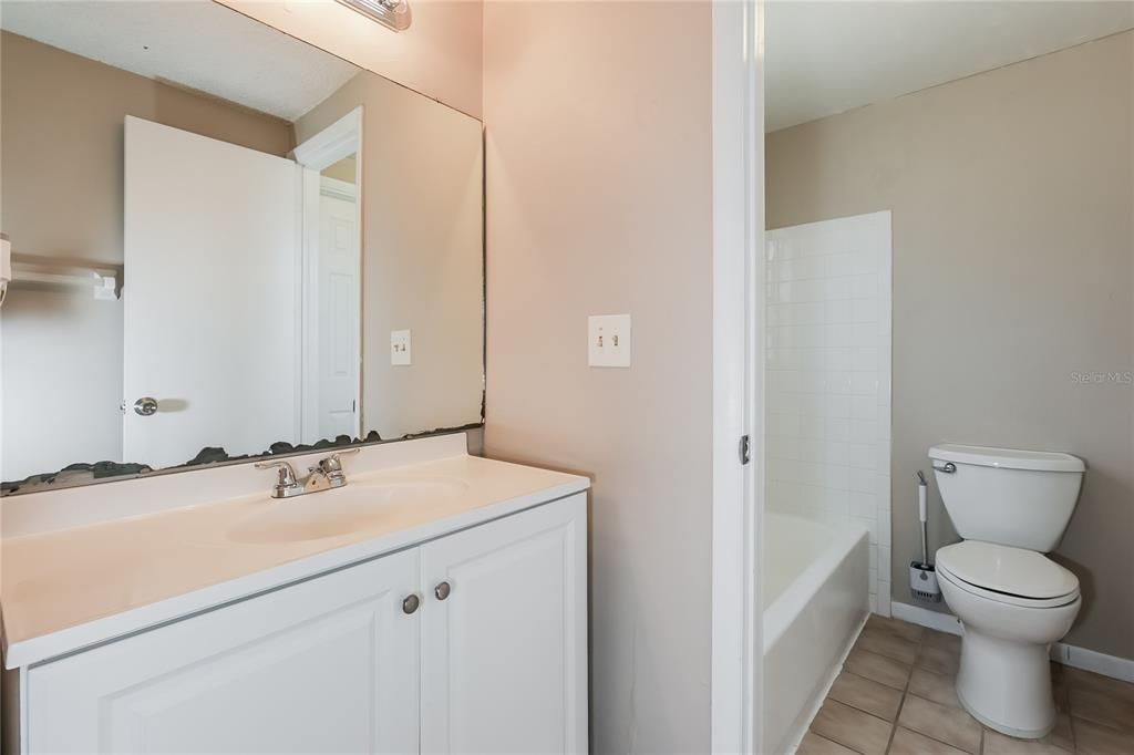 Activo con contrato: $349,000 (3 camas, 2 baños, 1407 Pies cuadrados)