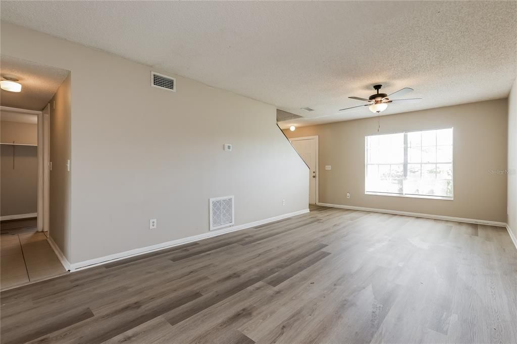 Activo con contrato: $349,000 (3 camas, 2 baños, 1407 Pies cuadrados)