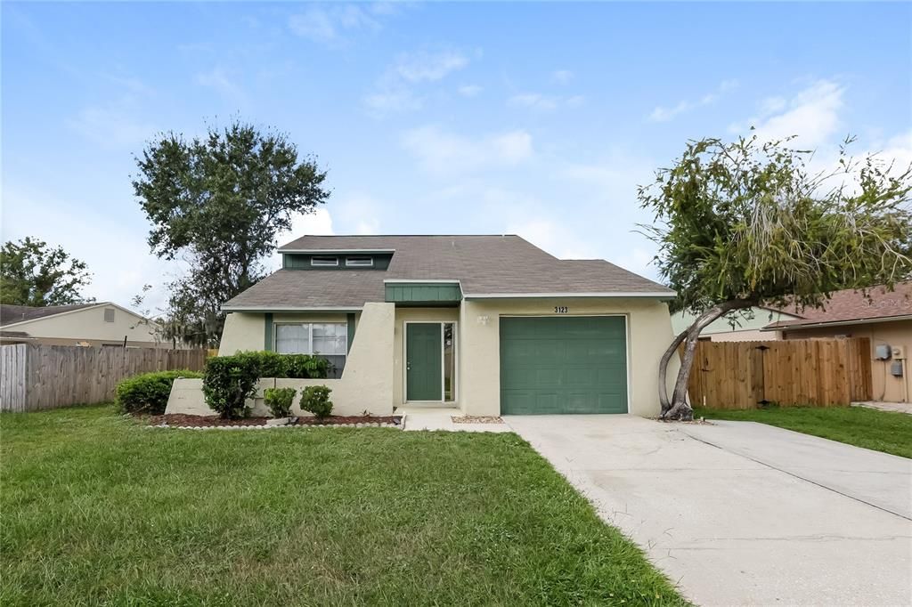 Activo con contrato: $349,000 (3 camas, 2 baños, 1407 Pies cuadrados)