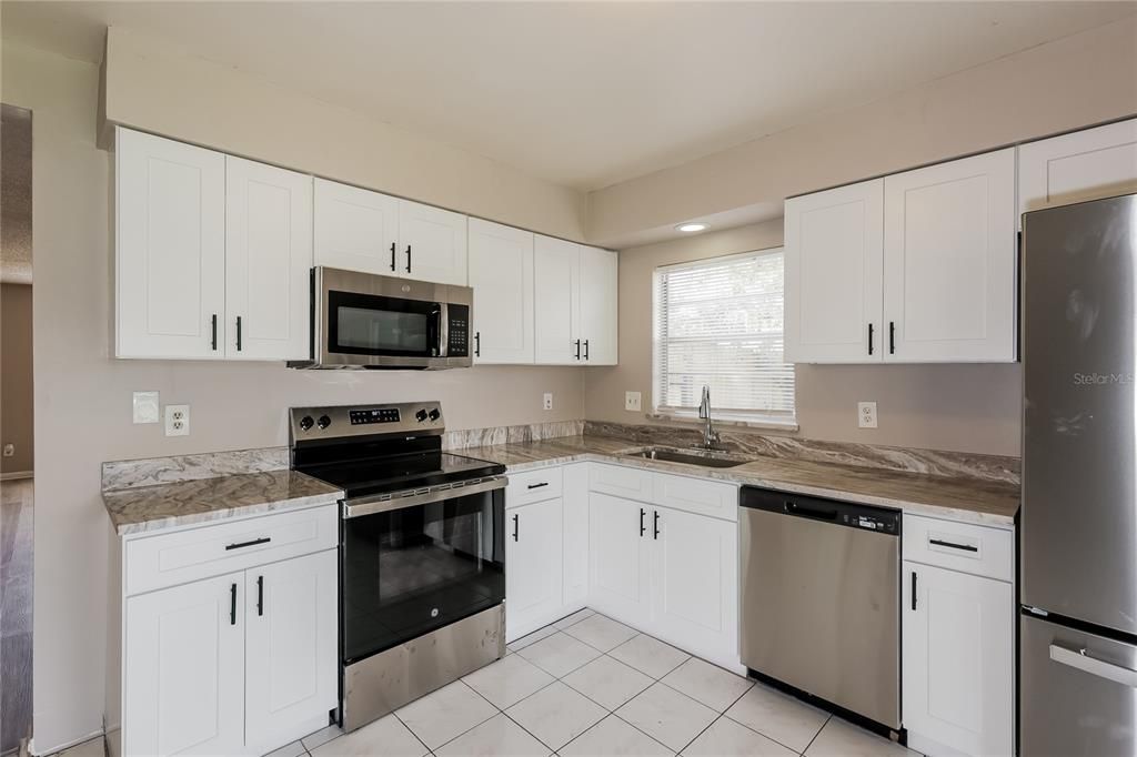 Activo con contrato: $349,000 (3 camas, 2 baños, 1407 Pies cuadrados)