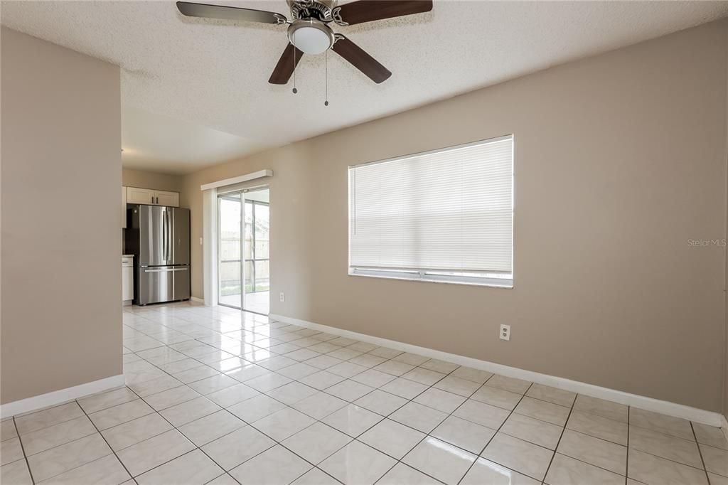 Activo con contrato: $349,000 (3 camas, 2 baños, 1407 Pies cuadrados)