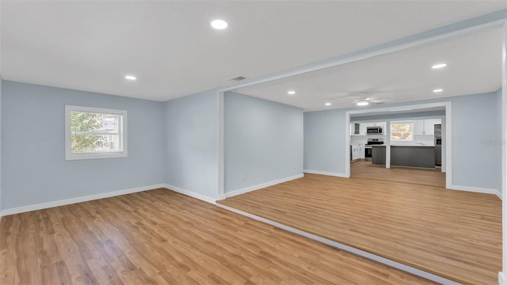 Active With Contract: $319,500 (3 beds, 2 baths, 1432 Square Feet)