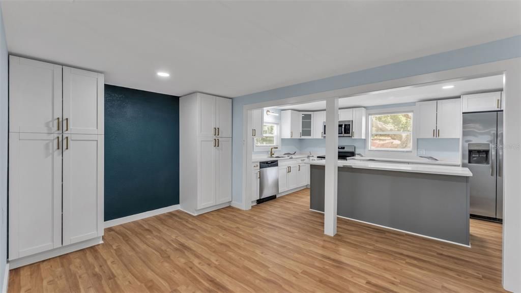 Active With Contract: $319,500 (3 beds, 2 baths, 1432 Square Feet)