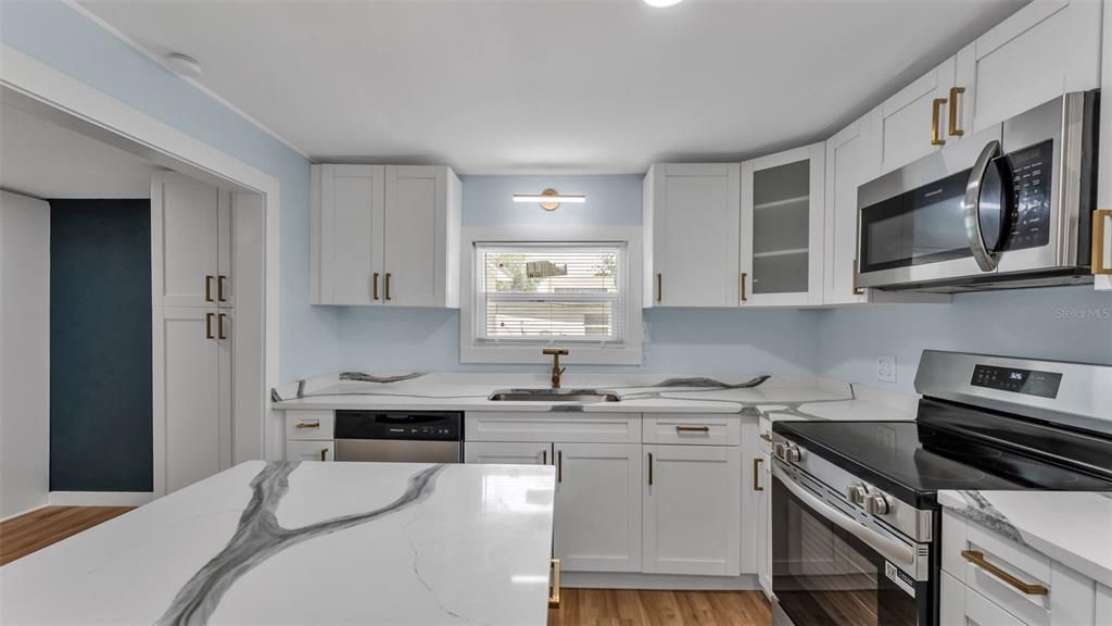 Active With Contract: $319,500 (3 beds, 2 baths, 1432 Square Feet)