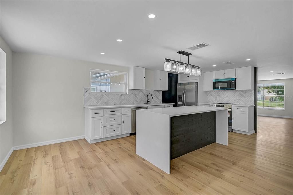 Activo con contrato: $399,000 (3 camas, 2 baños, 1269 Pies cuadrados)