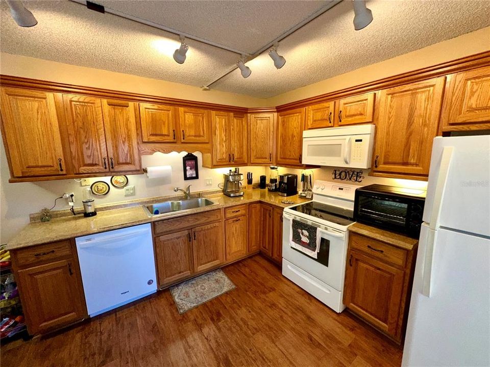 На продажу: $254,000 (2 спален, 2 ванн, 1344 Квадратных фут)