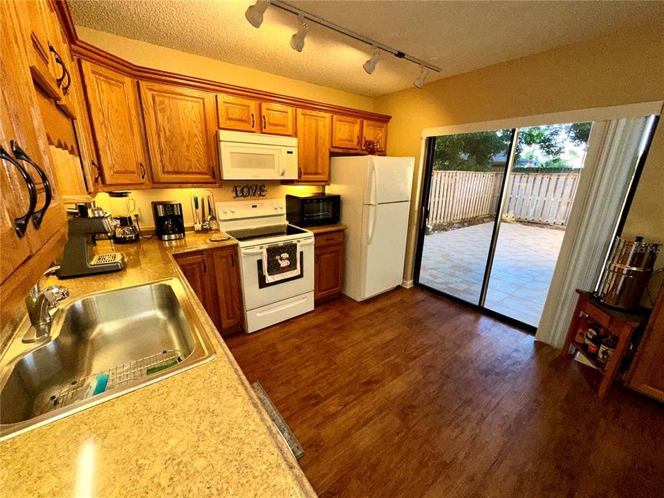 На продажу: $254,000 (2 спален, 2 ванн, 1344 Квадратных фут)