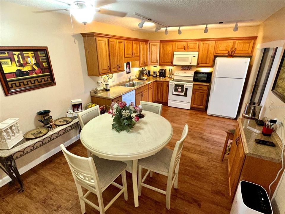 На продажу: $254,000 (2 спален, 2 ванн, 1344 Квадратных фут)