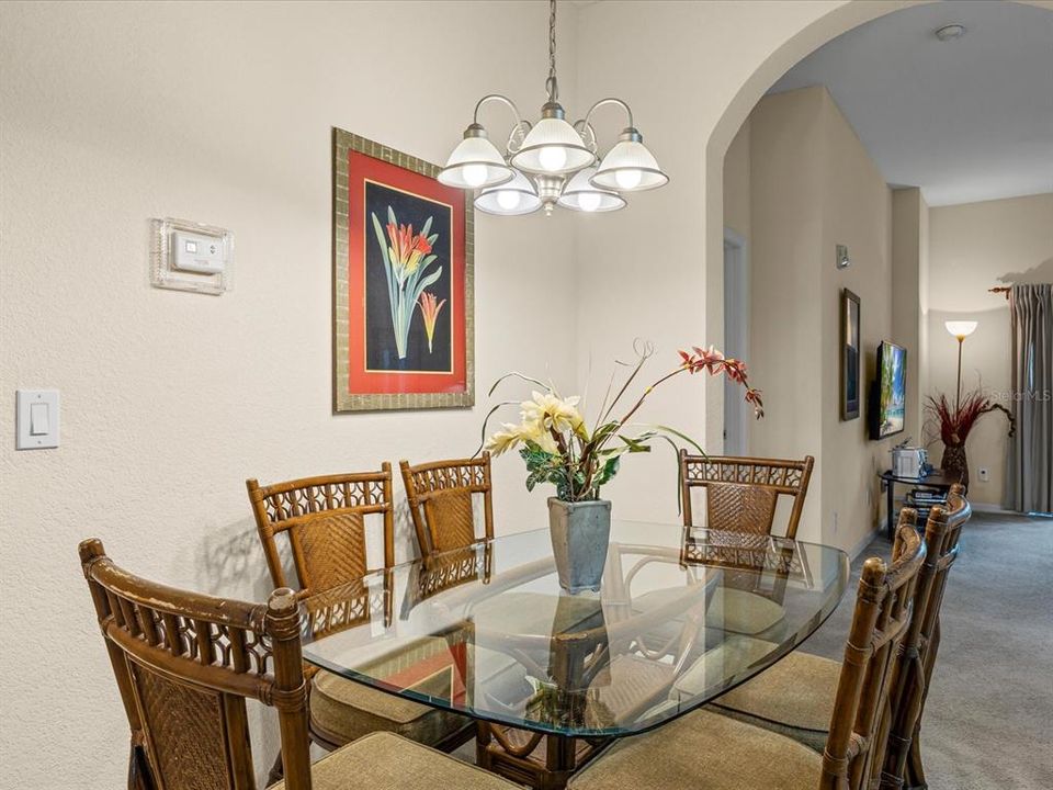 合同活跃: $209,000 (3 贝兹, 2 浴室, 1227 平方英尺)