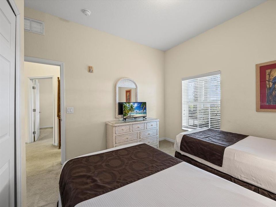 合同活跃: $209,000 (3 贝兹, 2 浴室, 1227 平方英尺)