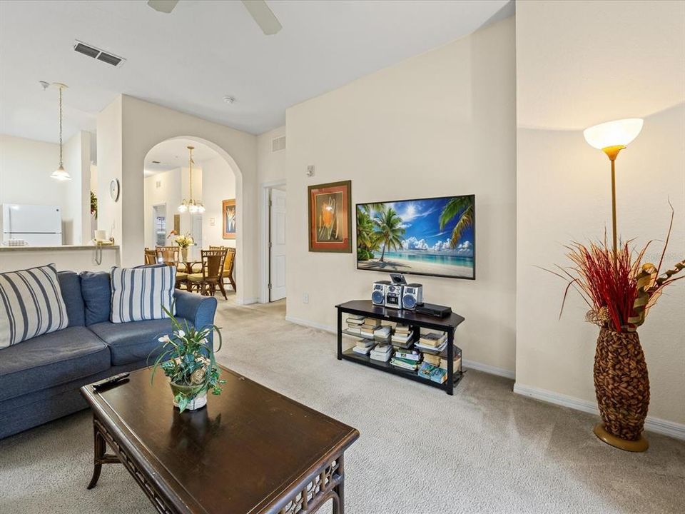 合同活跃: $209,000 (3 贝兹, 2 浴室, 1227 平方英尺)