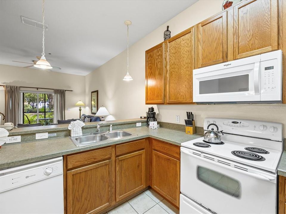 合同活跃: $209,000 (3 贝兹, 2 浴室, 1227 平方英尺)