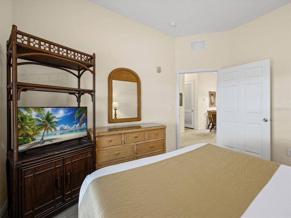 合同活跃: $209,000 (3 贝兹, 2 浴室, 1227 平方英尺)