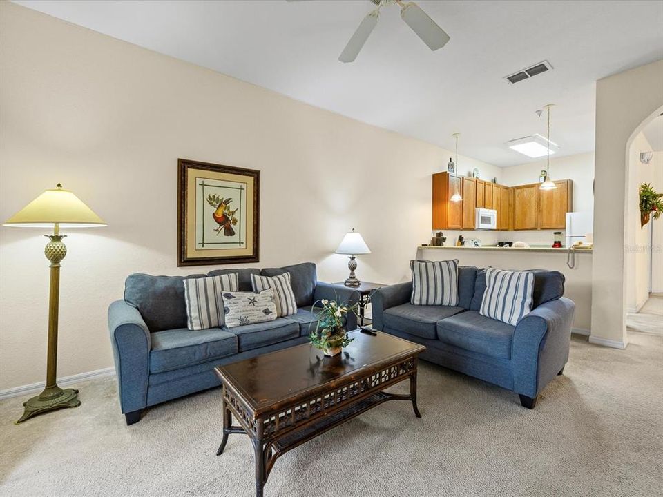 合同活跃: $209,000 (3 贝兹, 2 浴室, 1227 平方英尺)