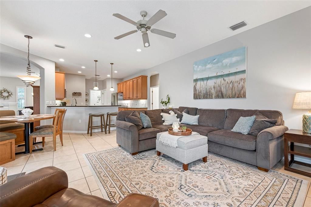 Под контрактом: $639,900 (4 спален, 3 ванн, 2401 Квадратных фут)