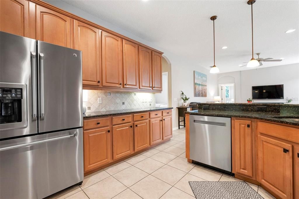 Под контрактом: $639,900 (4 спален, 3 ванн, 2401 Квадратных фут)