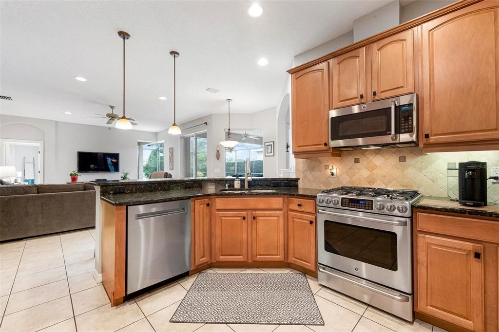 Под контрактом: $639,900 (4 спален, 3 ванн, 2401 Квадратных фут)